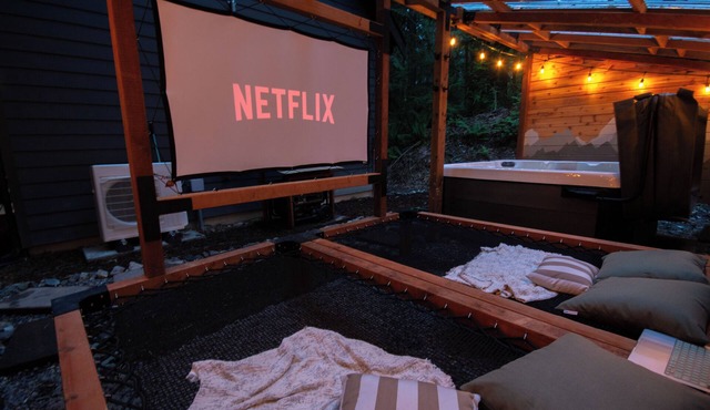 Nordic Retreat: Hot tub + Outdoor Movie Theater