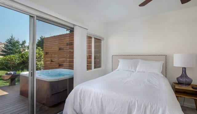North Bend Downtown Suite with private back yard, hot tub. NO FLOOD IMPACT