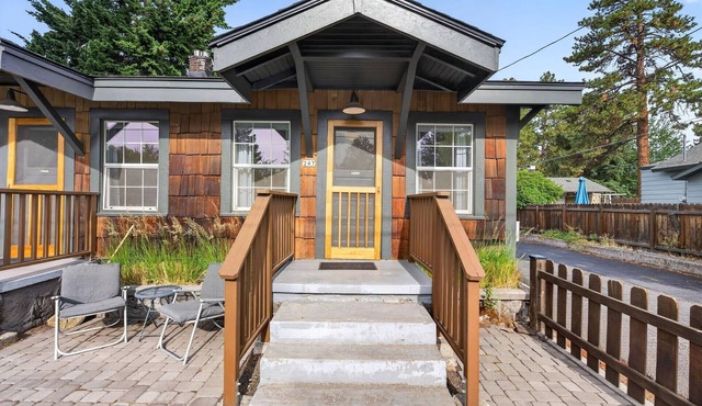 North Sister - Bungalow Charm, Fireplace, Queen bed, Parking
