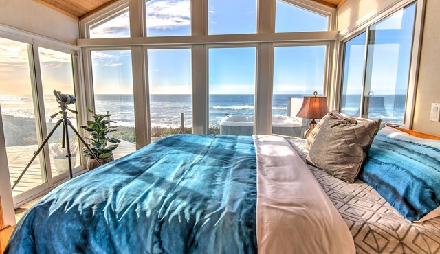 Ocean Front on Sandy Beach in Gleneden Beach! Ocean View Hot Tub! Dog Friendly!
