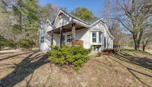 Old Turner - Remodeled Farmhouse w/Firepit, 2 BRs, near hikes. Dog-friendly!