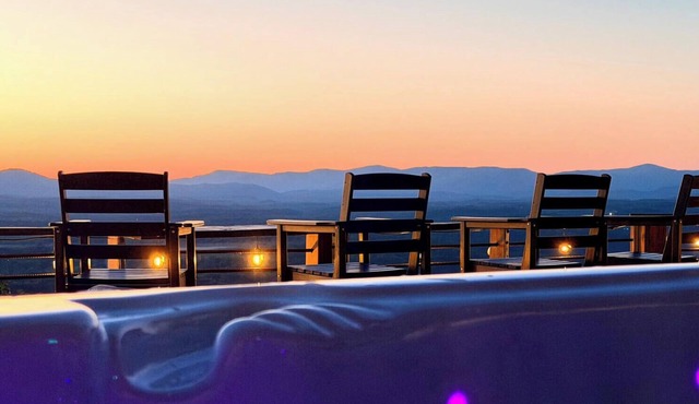 Panoramic Mountain & Sunset View · 3 King Suites · Sauna · XL Hot Tub · Fire Pit