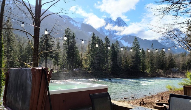 Persis Perch: Charming riverfront, stunning views