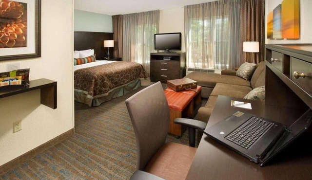 Pet-friendly and Spacious 2BR Suite with Kitchen! Free Breakfast, Pets Allowed!