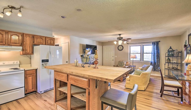 Pet-friendly Home w/Grill & Farm in Meadowview!
