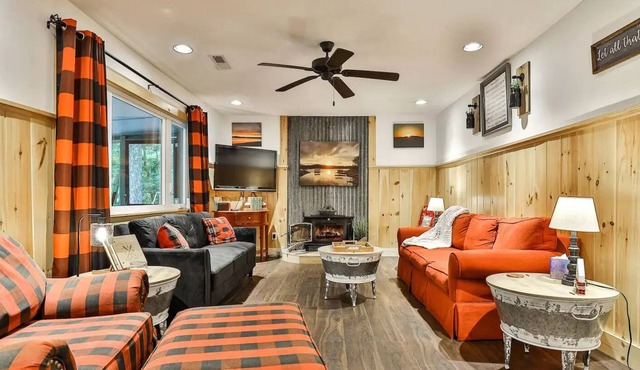 Picturesque Lake Hideout, Fire Pit & Hot tub!