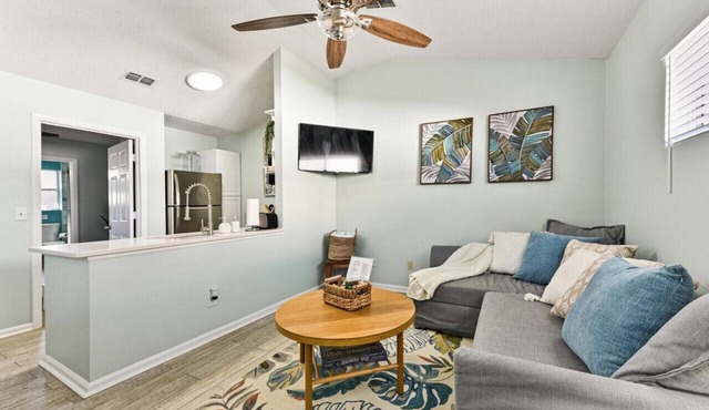 Pink Dolphin 3| Beachside Cottage| Walk Everywhere