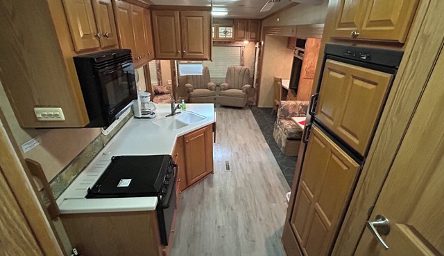 Platte - 37ft RV Camper in the Woods with Fire pit & Hot Tub Access