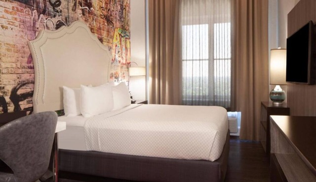 Plush King Bed Stay, Hotel Indigo Atlanta – Unwind Near The Fox
