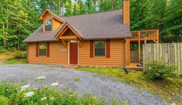 Pool Table♥Hot Tub♥Wood Fireplace♥Sleeps 4