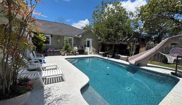 Pool w/slide, low fees, free golf cart, pets welcome. 10 blocks beach-near Mayo.