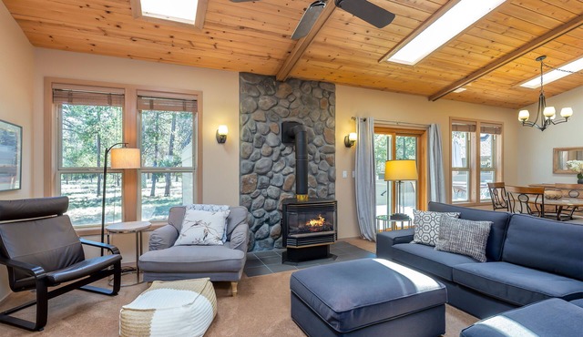 POPL15-Contemporary Sunriver Getaway | AC, Hot Tub