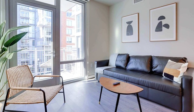 Prime Arlington Apt with Gym & Pool Access