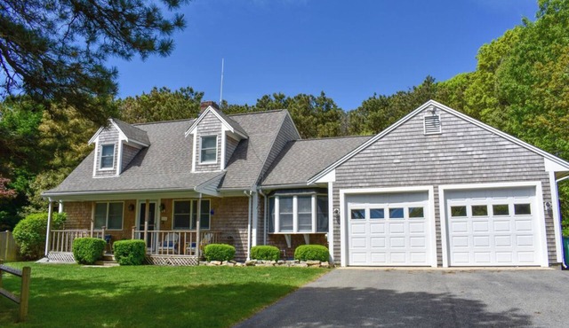 Pristine condition! Three bedroom sleeping 8 with contemporary beach decor!