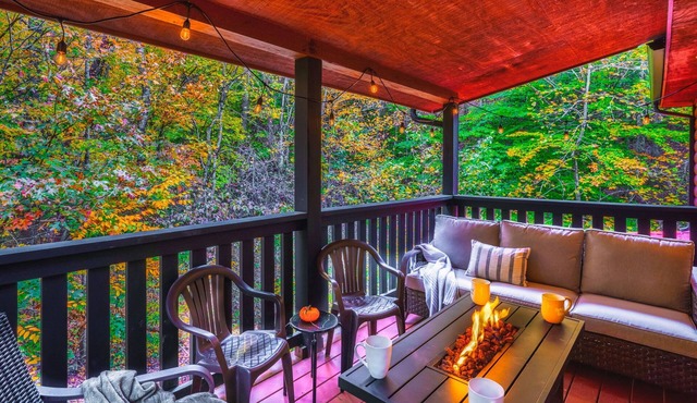 *Private* 5BR Cabin-2 Min to Parkway-DogsOK-Hot Tub