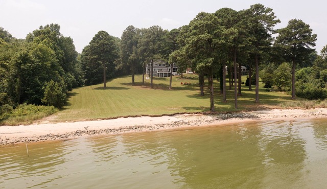 Private Beach, Outdoor Living. Kayaks, BBQ, ping pong, more