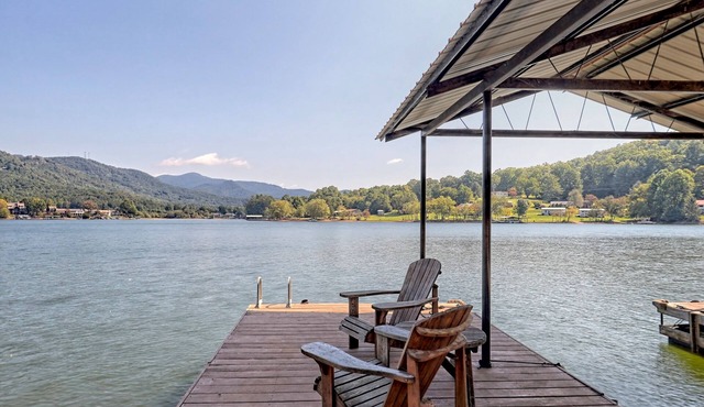 Private Dock, Mountain View, Lake Front, 2 kayaks, 2 SUPs, 1 canoe, Hot tub