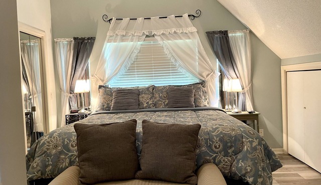 Private Fenced-In Pool Home/pet friendlySpacious and fully equipped.