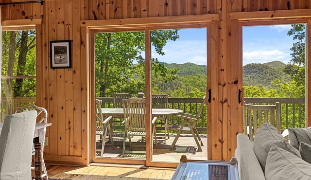 Private Getaway with Views! 8 mins to Lake Burton!