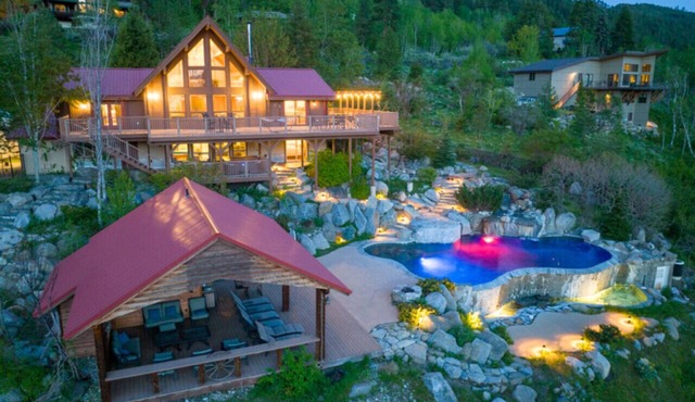 Private Luxury Pool and the Best Views in Leavenworth! - Red Roof Lodge