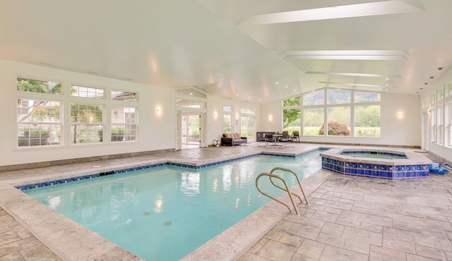 Private Pond & Indoor Pool: Grand Arlington Villa!