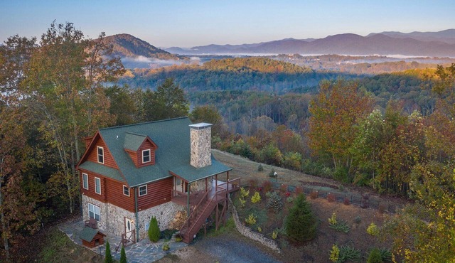 Private STUNNING MTN VIEWS LogCabin Jetted Tub EV Charger WIFI 15 min-Lake James