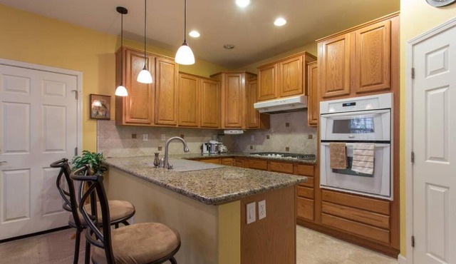 Private Sunny Home 4BR Gr8 cntrl loc Garage kitchn Byard