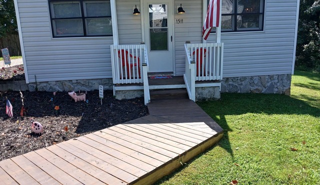 PROMO 10% WEEKLY/20% MONTHLY Pet Friendly, Home, private fenced yard.