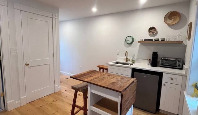 Quaint apartment in charming Framingham, 5 Min to FSU