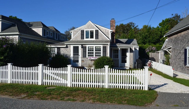 Quaint & Cozy Downtown Chatham Home, Walk to Town and Beaches