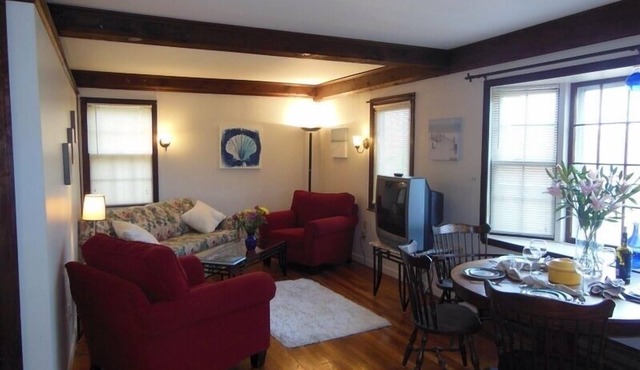 Quaint One Bedroom Overlooking Nature Trail In Historic Marblehead