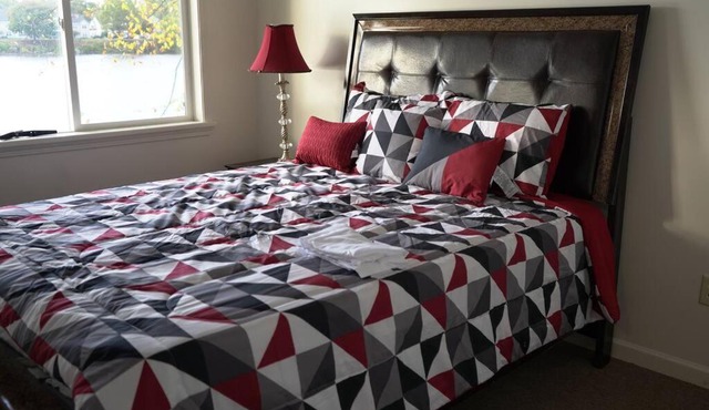 Queen Bed Beautiful Sunset w River view Fast WiFi