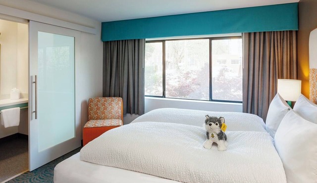 Quiet Seattle Spot | Perfect for Couple: Bustling University Village