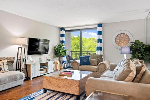 Relax By Pool: Harbour Town Resort Condo