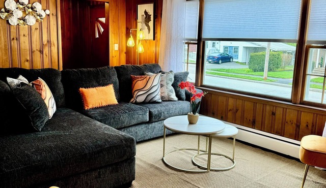 Remodeled Single Family, Enjoy a experience at this centrally located place.