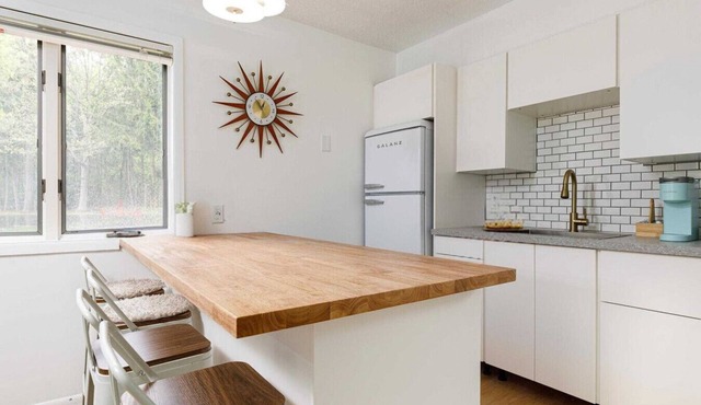 Retro 1BR Condo w/Beach Access + Parking | Near TC