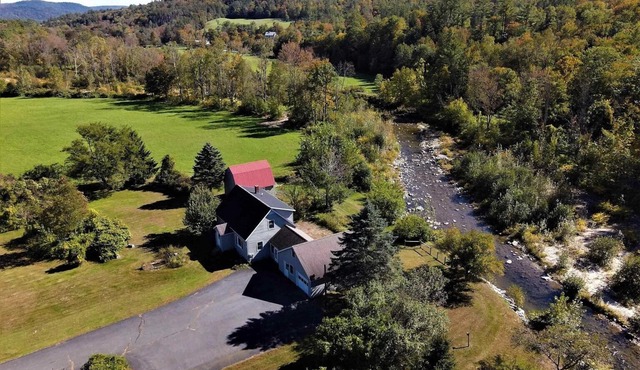 Riverfront, family fun, amazing rec room, close to Magic & Okemo