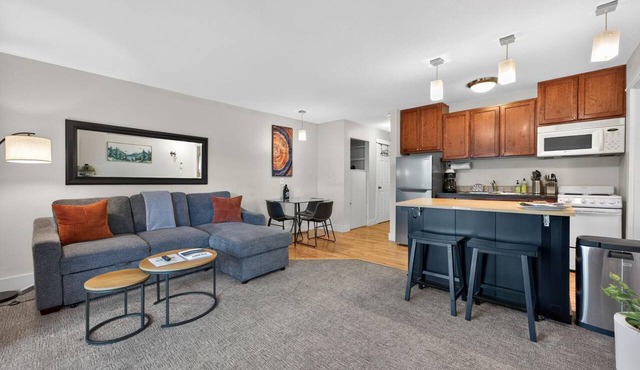 Riverside Condo- Sweet & Sunny, AC, 100+mbps Wifi, Top Floor, 3 blks to Bend