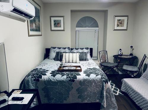 Ruskin FL 2 bdrm 1 bath suite Host & Cat share common areas
