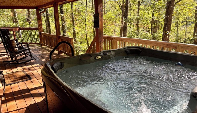 Rustic Ridge- A cozy 2-bedroom+loft cabin outside Elijay w/hottub, firepit.