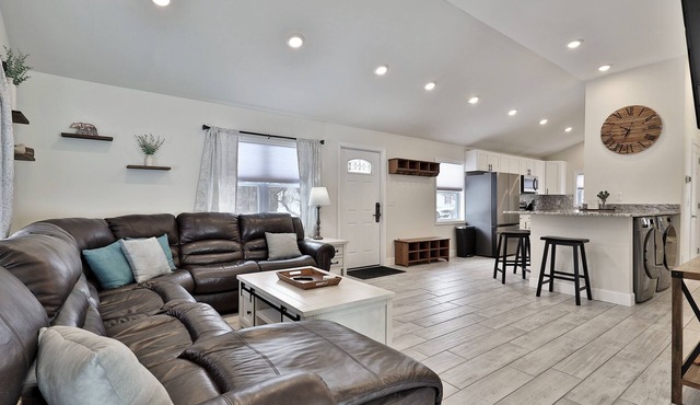 Rutland's Hidden Gem: 2 Br/1ba Renovated Home Close To Everything 2 Bedroom Home
