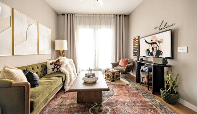 San Antonio RIVER WALK Retreat inside THE HISTORIC PEARL, 2 BR loft FREE parking