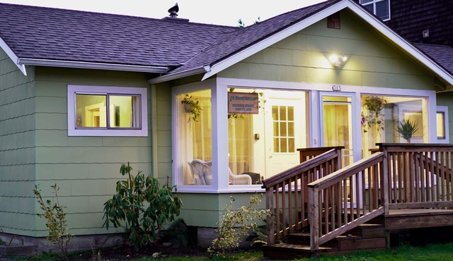 SeaBreeze Bungalow - 1/2 block to beach - Pets OK! Private Home - Fully Fenced