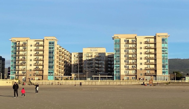 Seaside Getaway: Your Beachfront Resort Retreat on the Promenade.