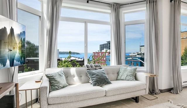Seattle’s Downtown Gem- w/View, Free Parking, Gym & Pool - Sleeps 6