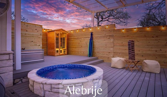 Secluded Luxury Couples cabin | Sauna & Pool
