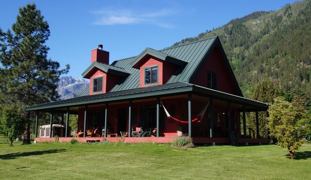 Serene mountain views, ONLY 5 minutes from Leavenworth, AND Dog Friendly!