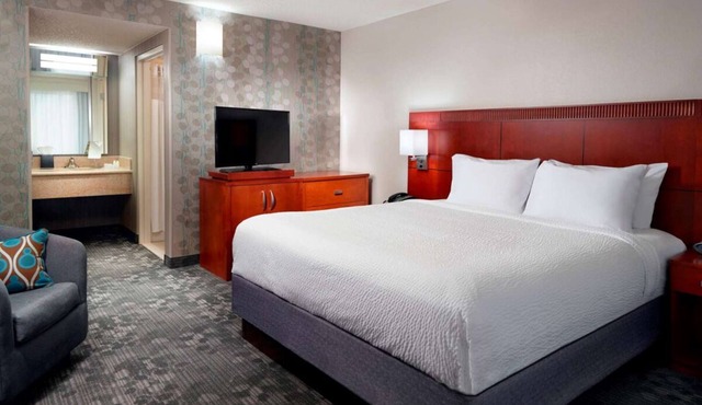 Serenity in the City! 2 Relaxing Units, Seasonal Pool, Pet-friendly Property!