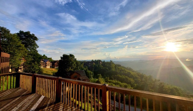 Ski-In Views & Hot Tub⛷️ Black Bear Lodge + 8 mins to Hatley Pointe