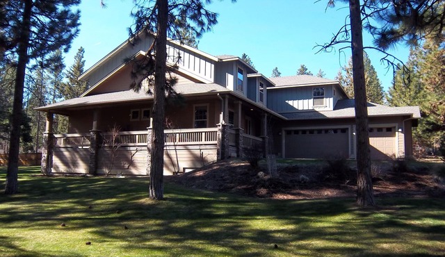 Skyline Lodge, Gorgeous Setting, Walk to Downtown!